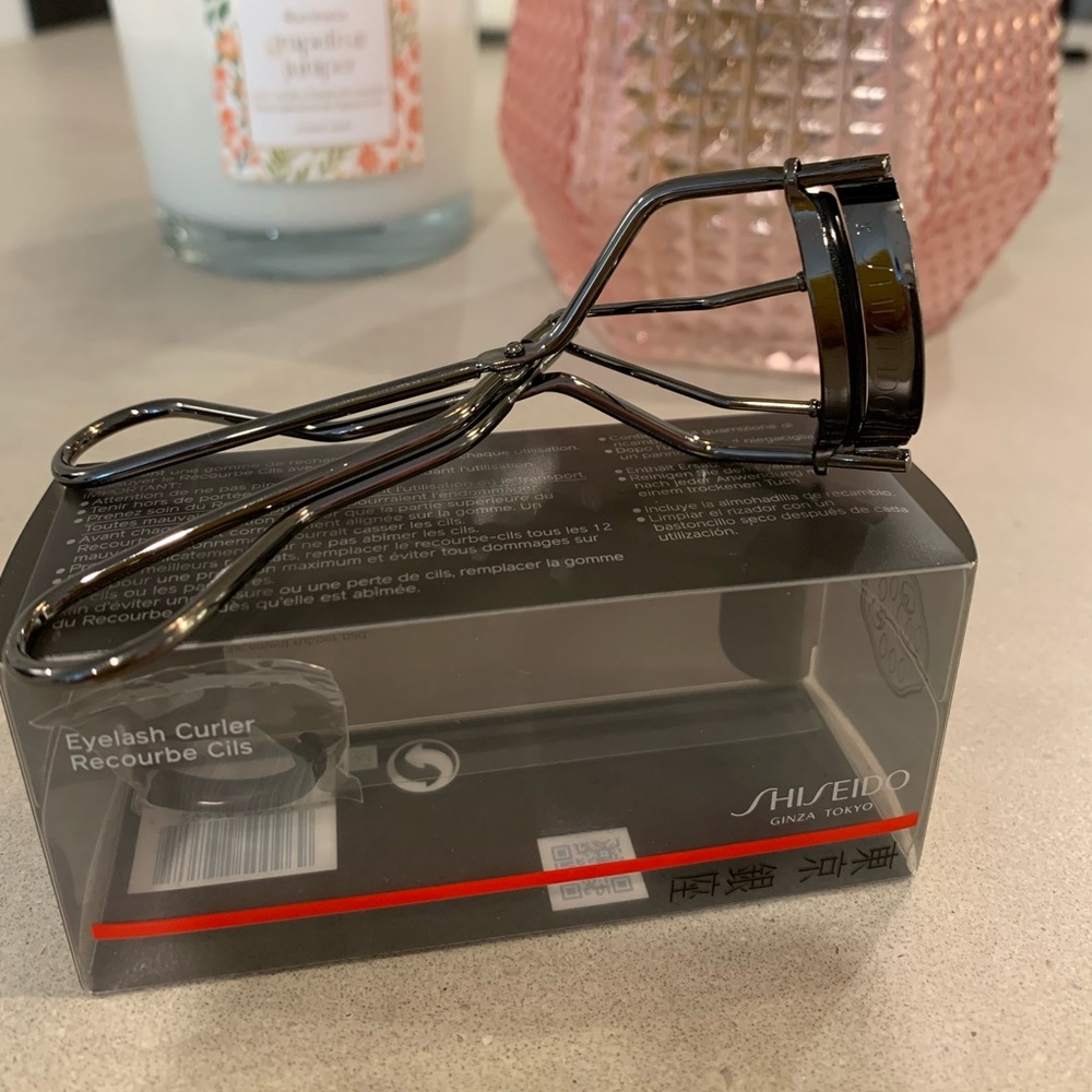 New Shiseido Eyelash Curler - Allure Beauty Award Winner